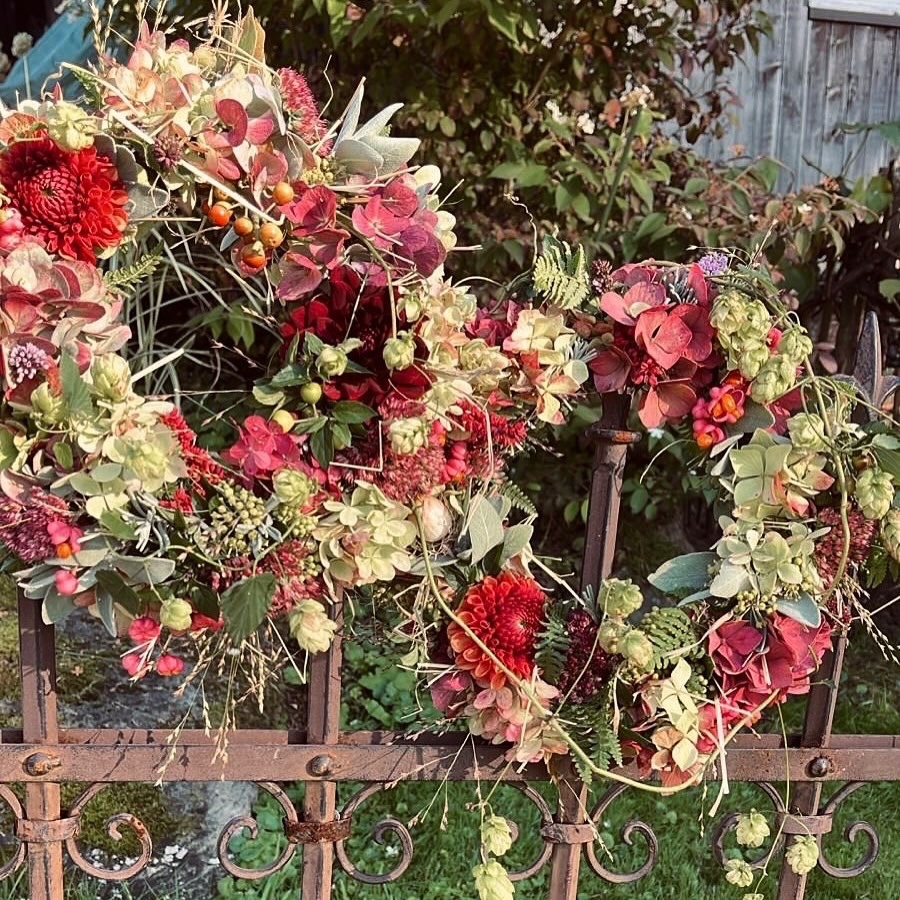 Blütenkranz aus Hortensien, Beeren und Naturmaterialien